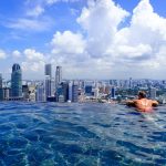 شنا در استخر هتل شنهای خلیج مارینا سنگاپور
