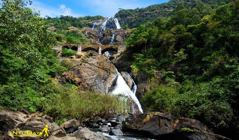 آبشار دودهساگار از جاذبه های طبیعی گوا