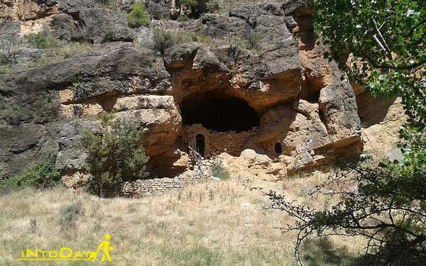 غار گرگر لوکا از جاذبه های تاریخی رامسر