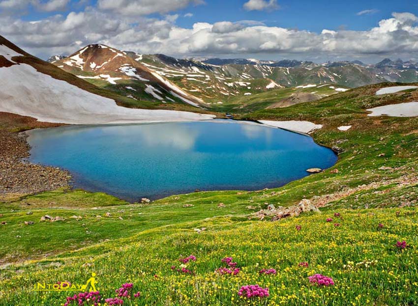 دریاچه کوه گل با لاله های واژگون