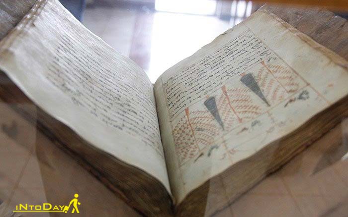 کتاب گاتاها در موزه زرتشتیان کرمان