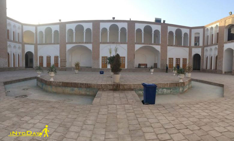 حیاط اصلی مدرسه شوکتیه در بیرجند