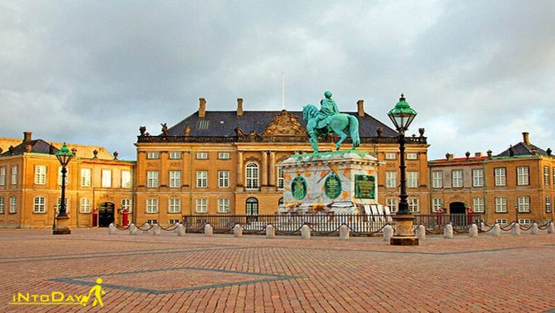 کاخ آمالین برگ (Amalienborg Palace)
