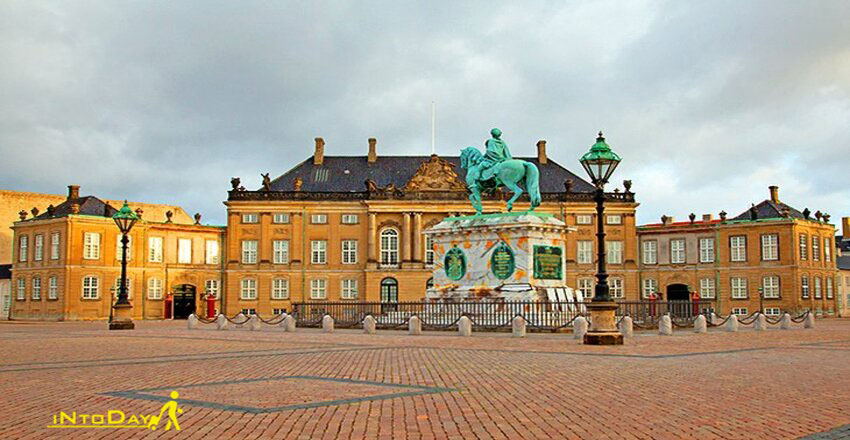 کاخ آمالین برگ (Amalienborg Palace)