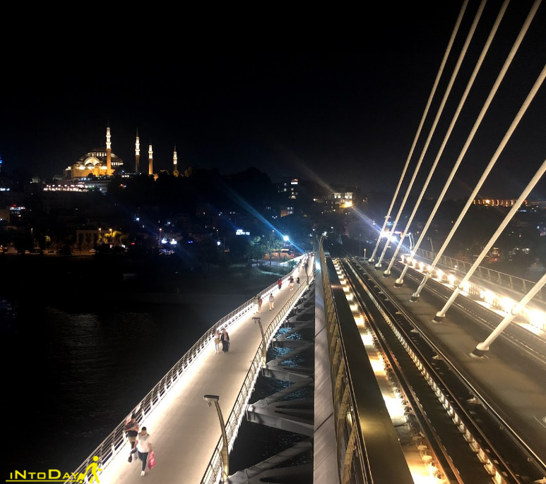 پل خلیج طلایی استانبول در شب
