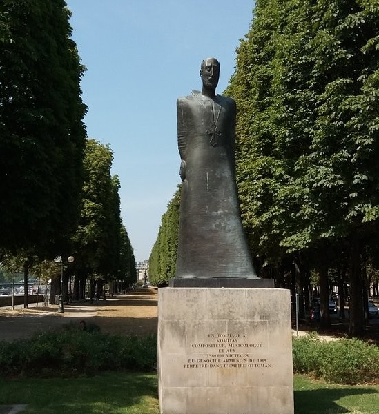 بنای یادبود ادای احترام به کومیتاس پاریس