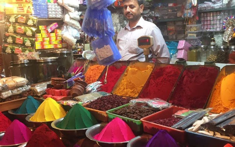 ادویه های هندی در بازار دواراجا