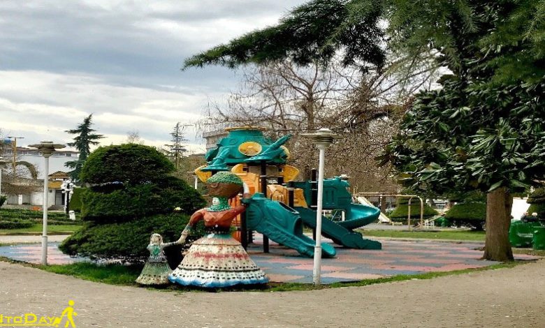 زمین بازی کودکان در باغ ملی لاهیجان