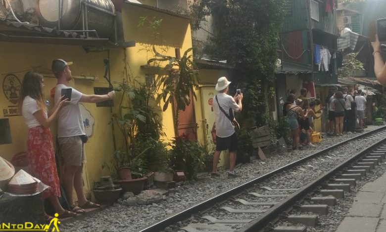 گردشگران خارجی در خیابان قطاری هانوی