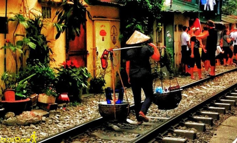 دستفروشان محلی در خیابان قطاری هانوی
