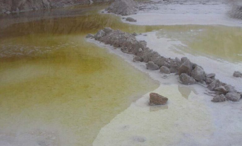نمای نزدیک آب های دریاچه نمک سالینا گرمسار