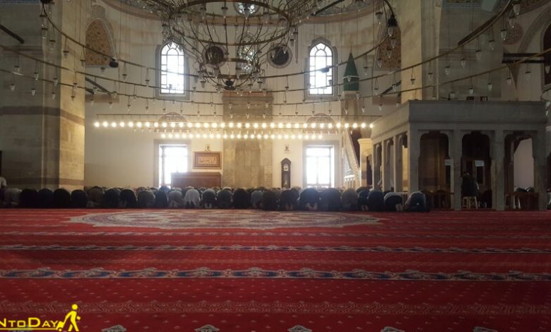 صحن نماز جماعت مسجد سلیمیه قونیه