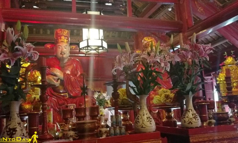 تندیس پادشاهان ویتنامی در معبد ادبیات