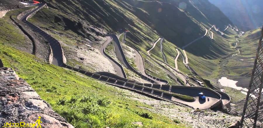 9 - جاده استل ویو پس ایتالیا ( Stelvio Pass ) با 60 پیچ خطرناک