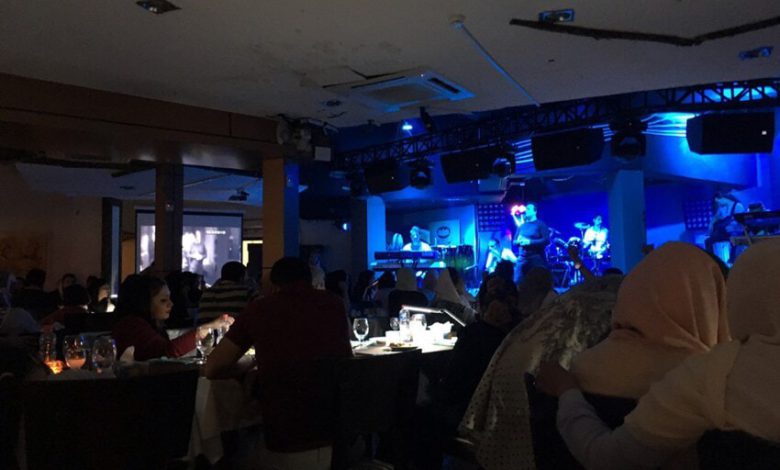 پخش موسیقی زنده در رستوران دریایی میرممهنا