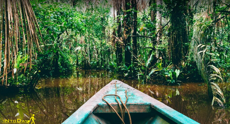 قایق سواری در رود آمازون