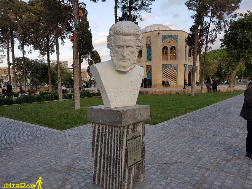 مجسمه سهراب سپهری در میدان کمال الملک کاشان