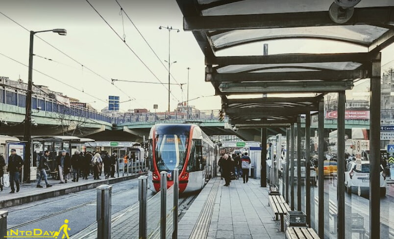 متروی آکسارای در نزدیکی بازار لاله‌لی استانبول