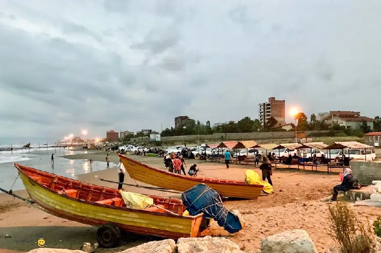 قایق سواری در ساحل انقلاب نور