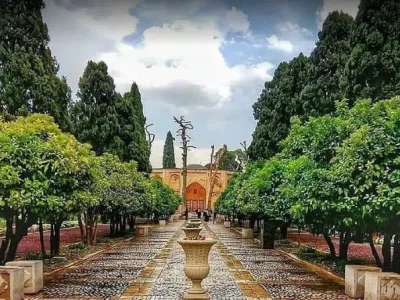 باغ جهان‌نما شیراز در بهار